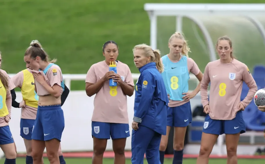 The Constant Battle for Visibility and Crowds